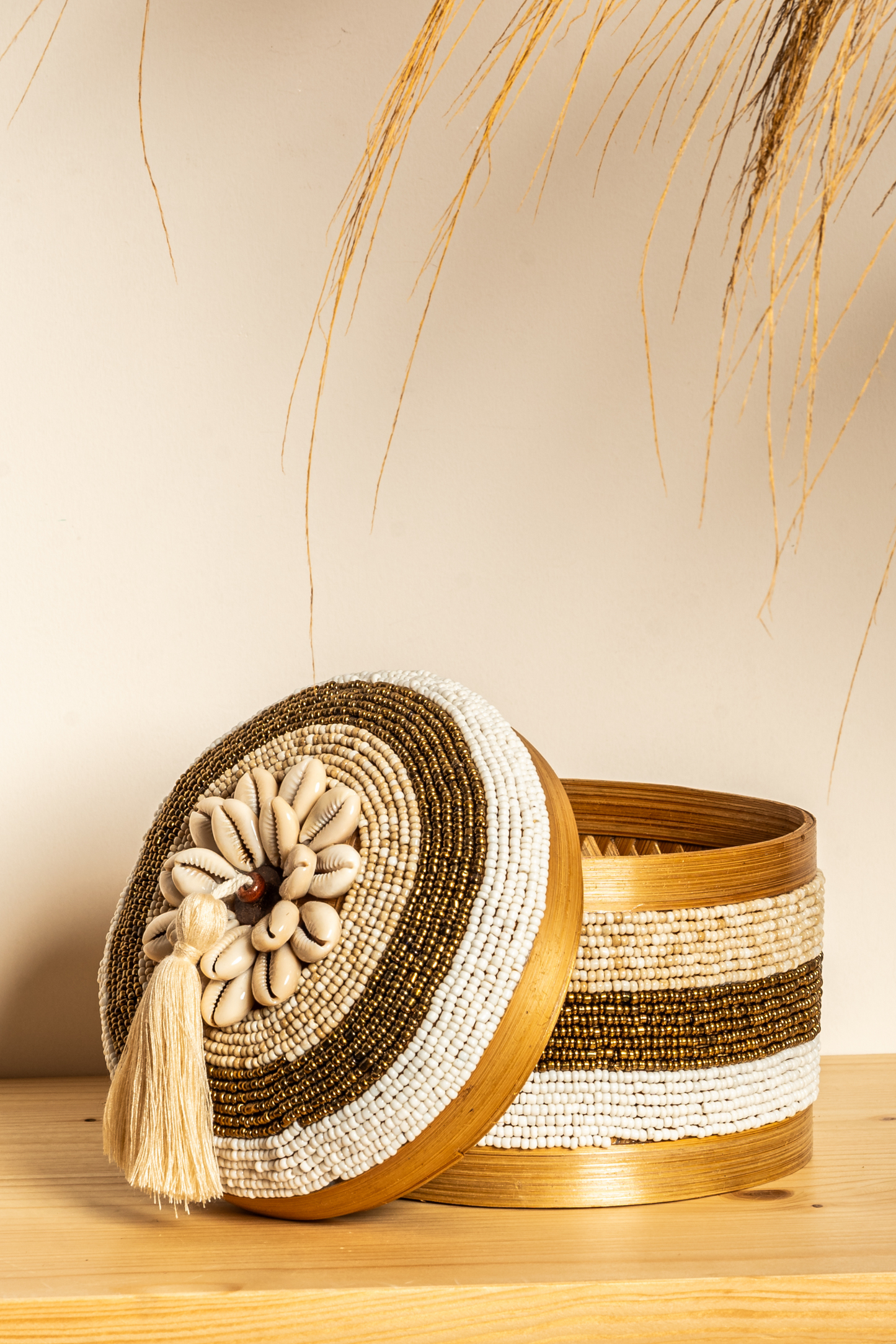 Box aus Bambus, Perlen und Muscheln