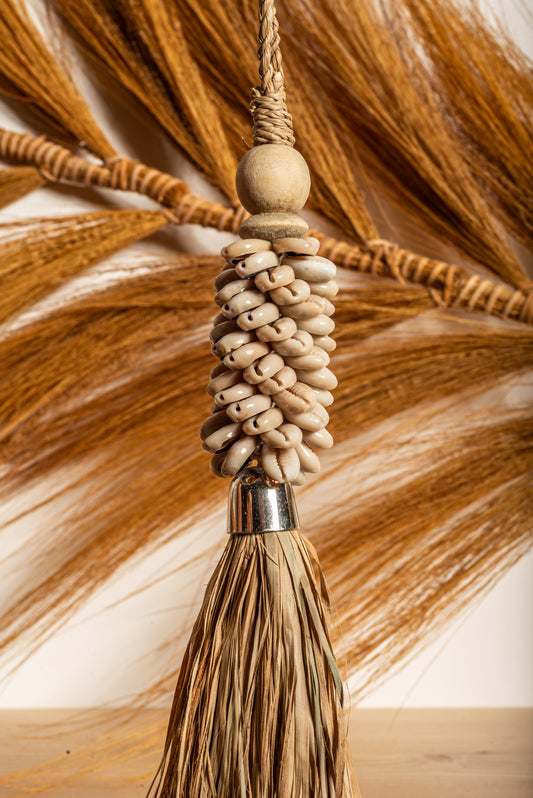 Decoration with shells and raffia