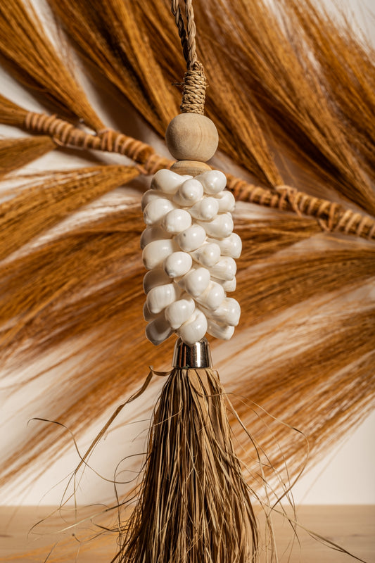 Decoration with shells and raffia