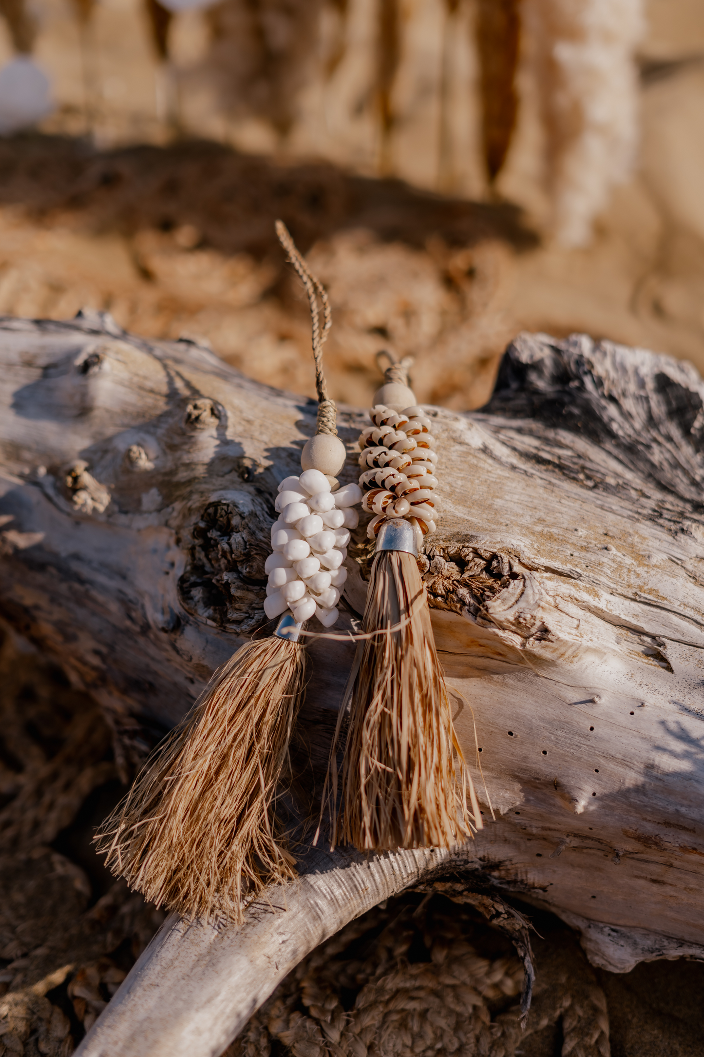 Decoration with shells and raffia